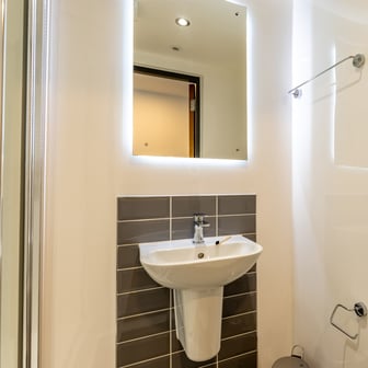 Classic En Suite - Image 7
